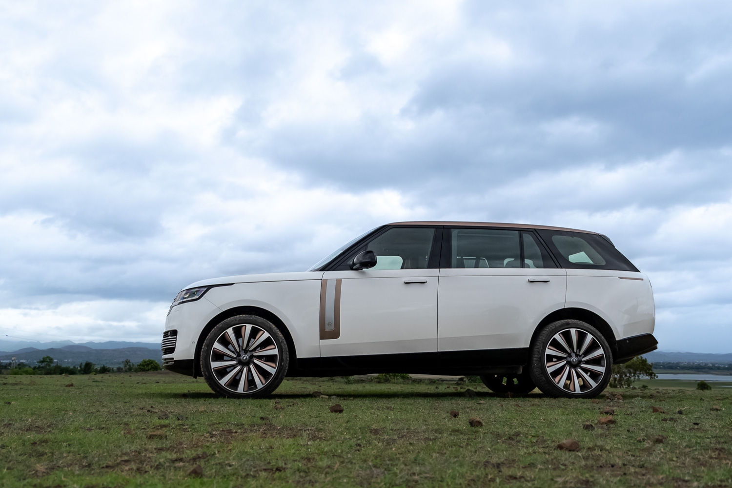 Land Rover Range Rover SV side