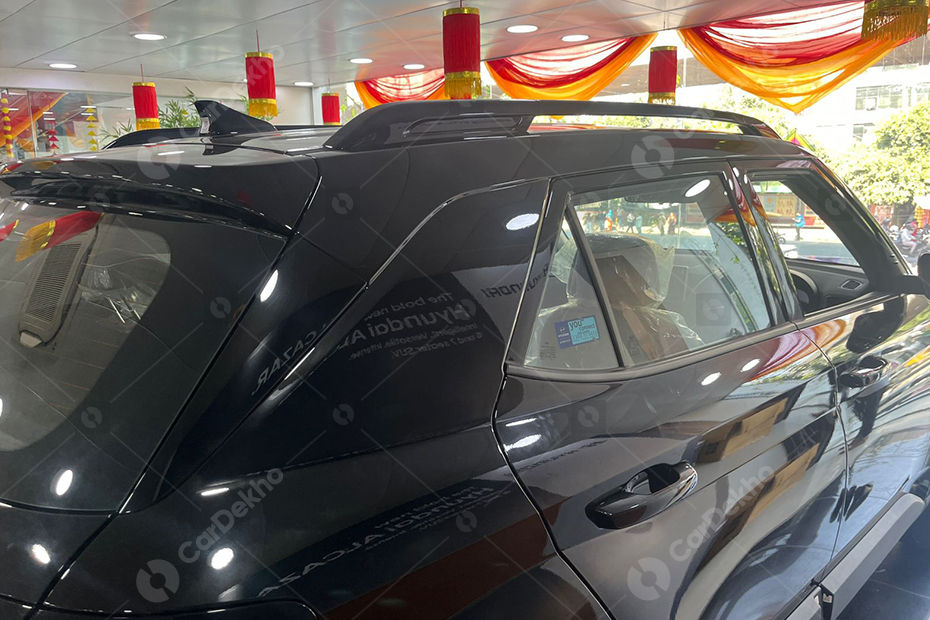 Venue Adventure Edition gets black roof rails