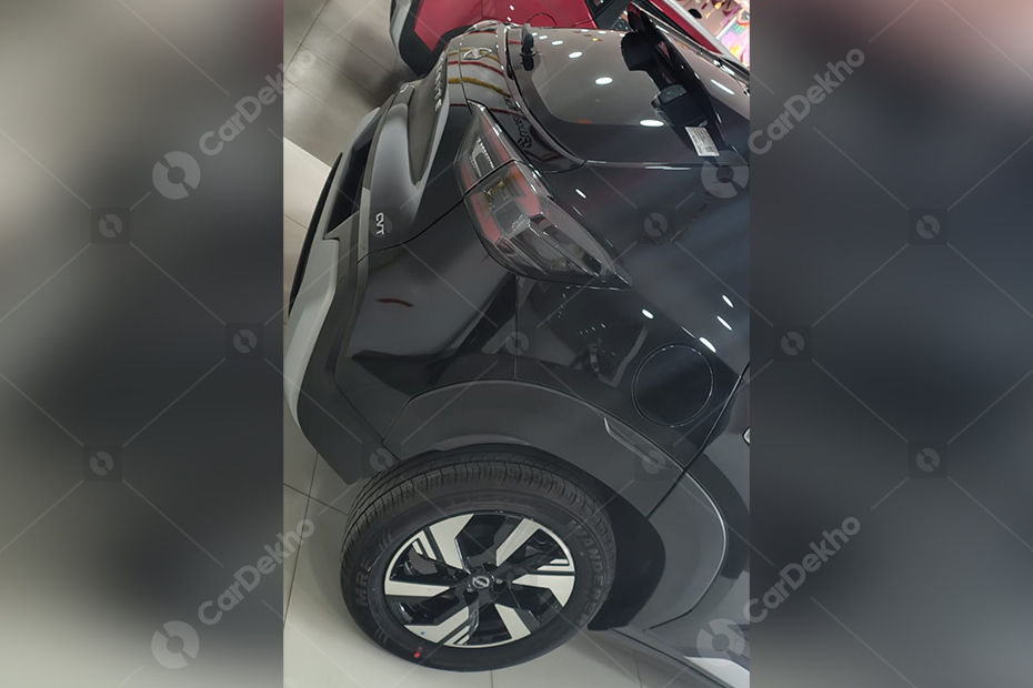 Nissan Magnite facelift Tekna variant 16-inch dual-tone alloy wheels