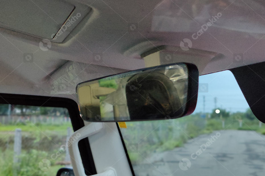 Mahindra Thar Roxx MX3 gets an auto-dimming IRVM