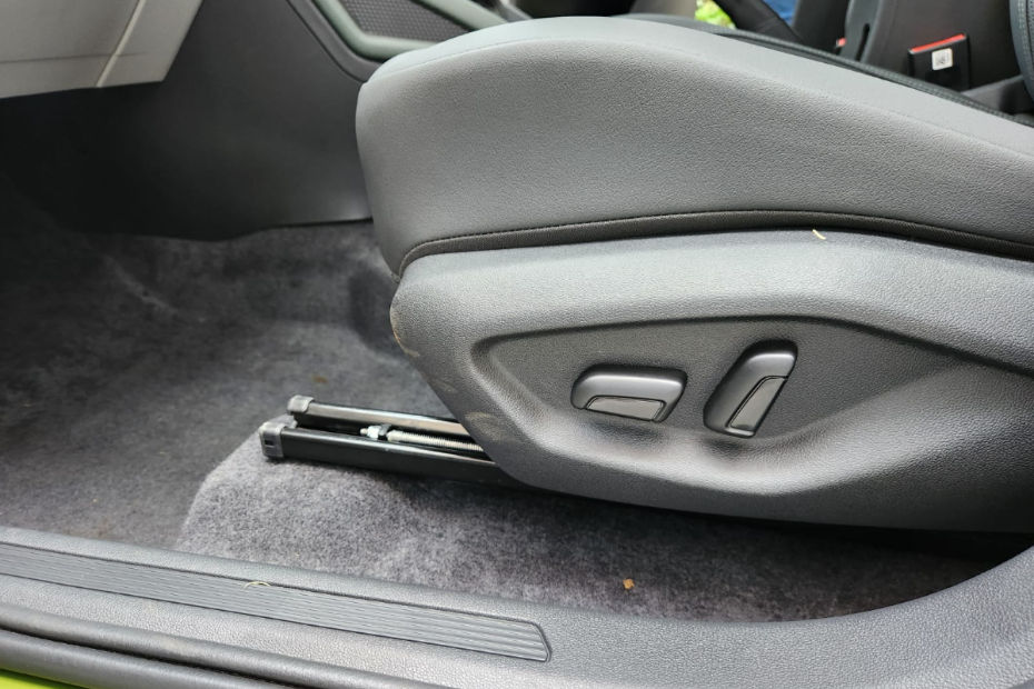 Skoda Kylaq 6-way Powered Driver & Co-driver Seats Skoda Kylaq 6-way Powered Driver & Co-driver Seats