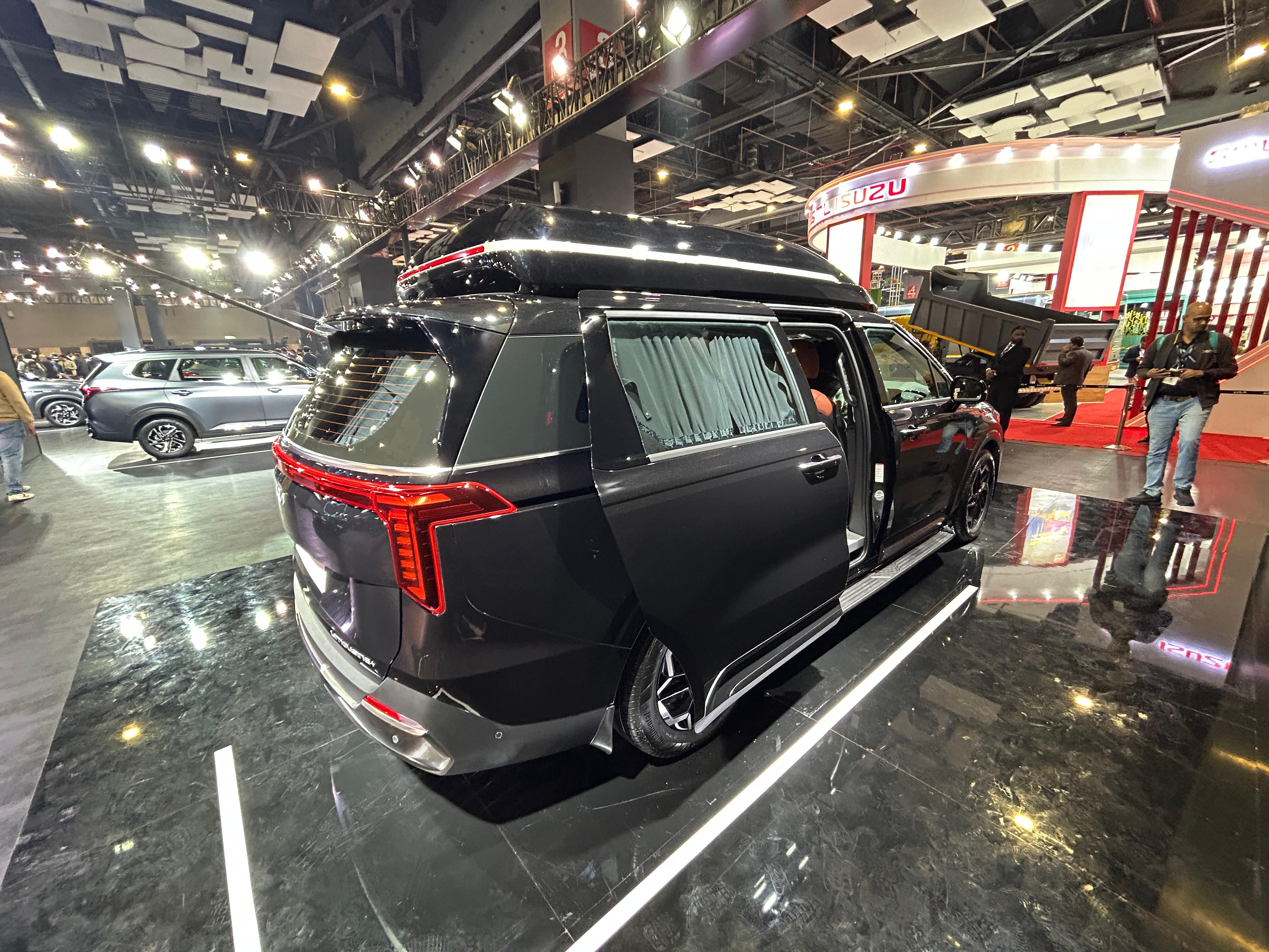Kia Carnival Hi Limousine Side