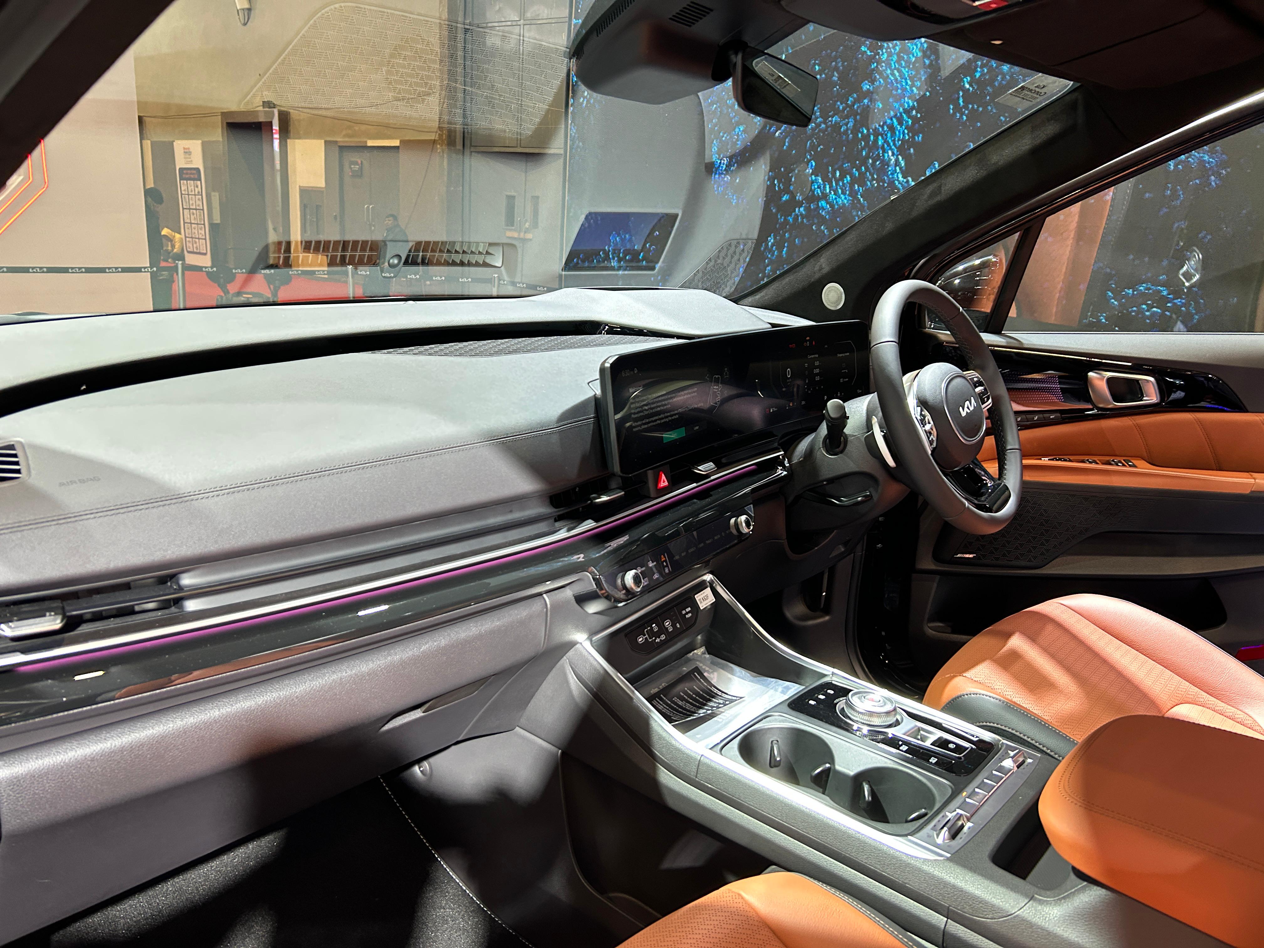 Kia Carnival Hi Limousine Interior