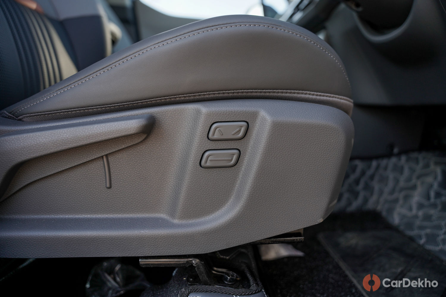 Kia Syros power-adjustable front seats