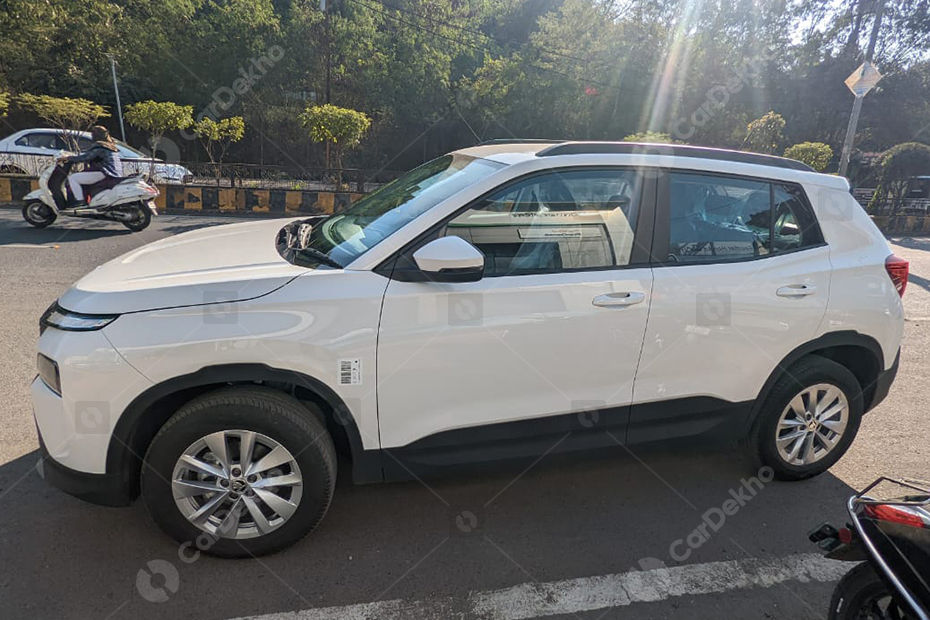 Skoda Kylaq Signature side Skoda Kylaq Signature side