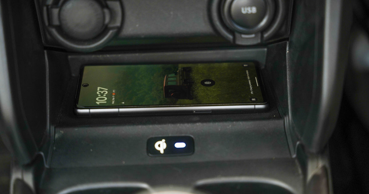 Maruti Dzire Wireless Phone Charger 