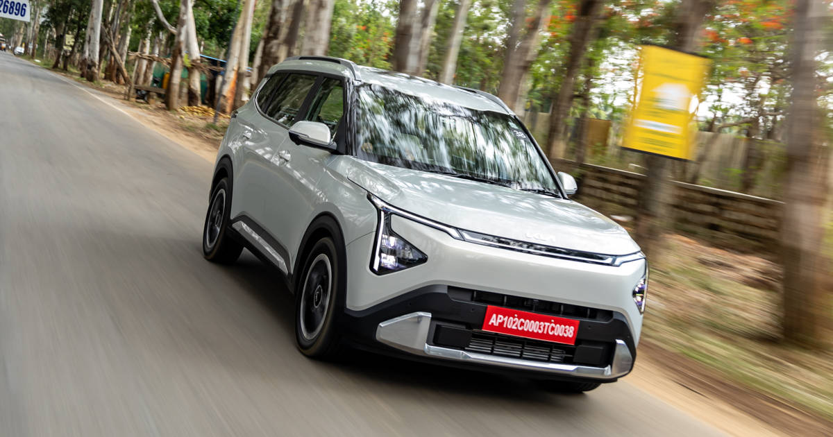Kia Carens Clavis driving