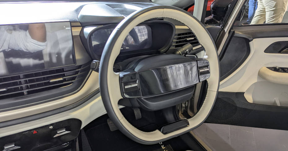 2025 Tata Altroz facelift steering