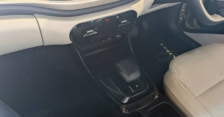 2025 Tata Altroz facelift centre console