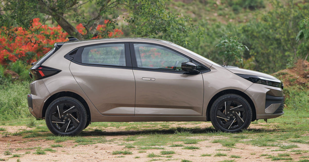 2025 Tata Altroz facelift side profile