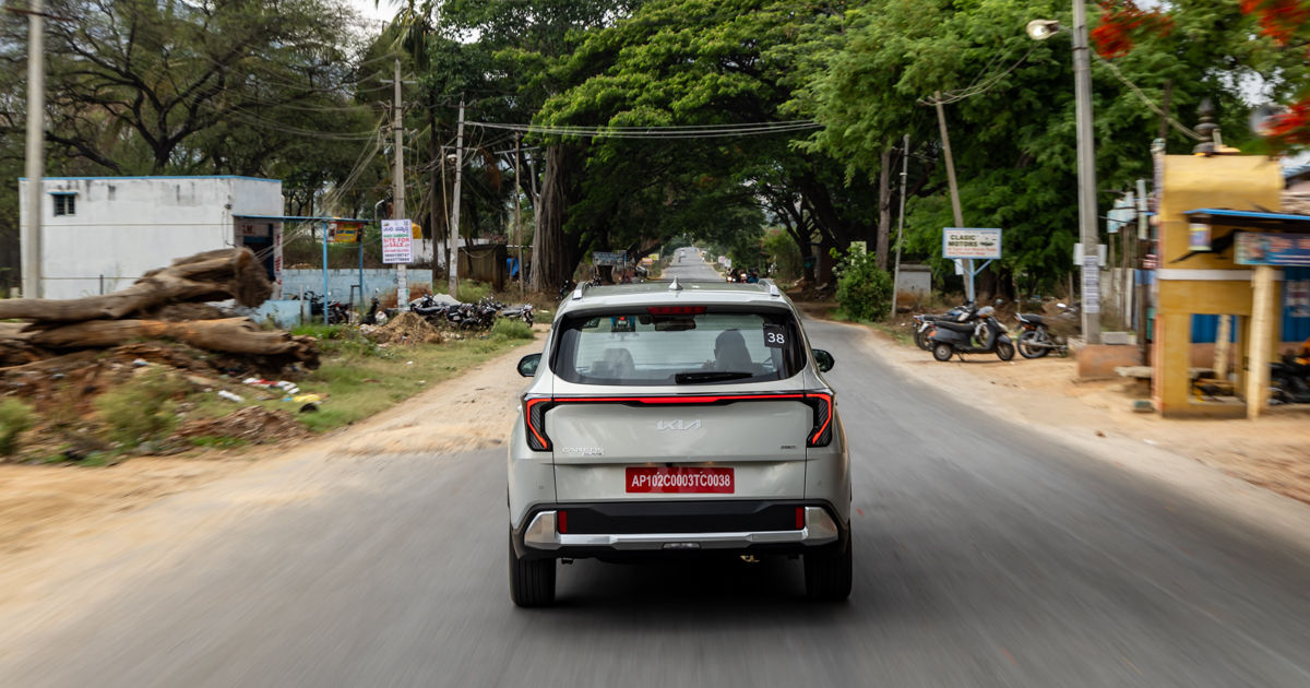 Kia Carens Clavis rear