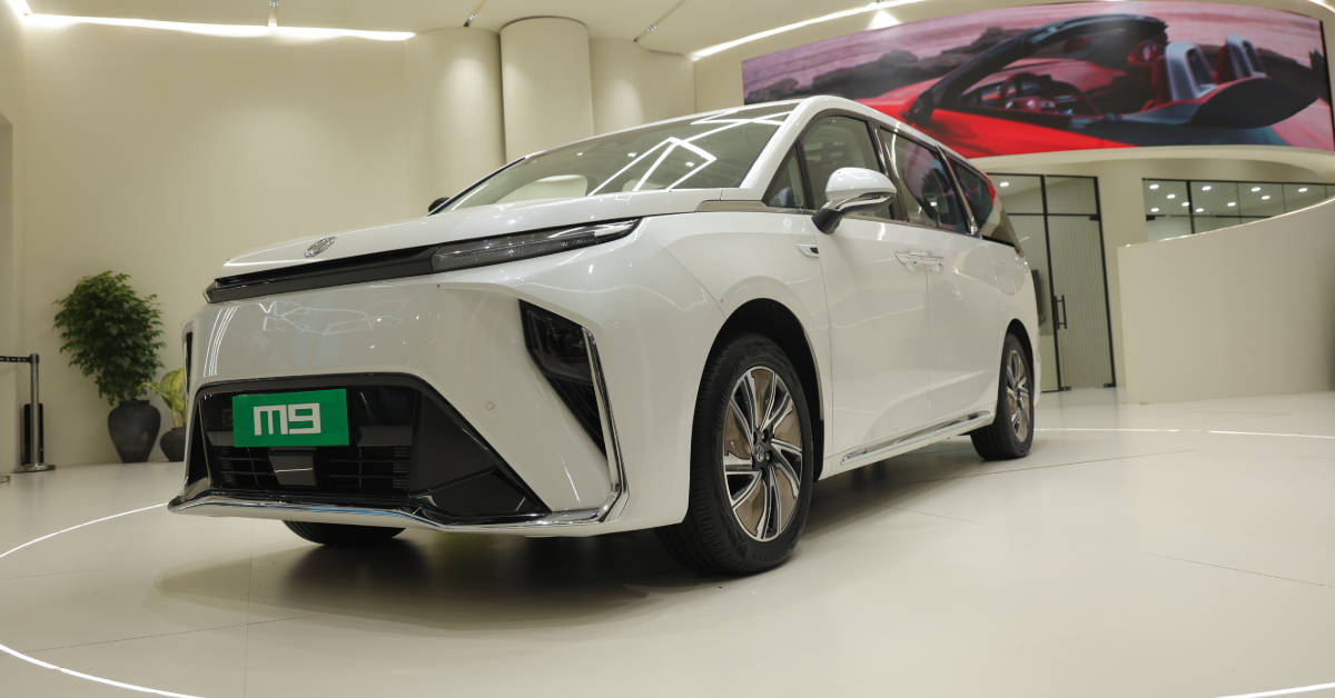 MG M9 electric MPV front
