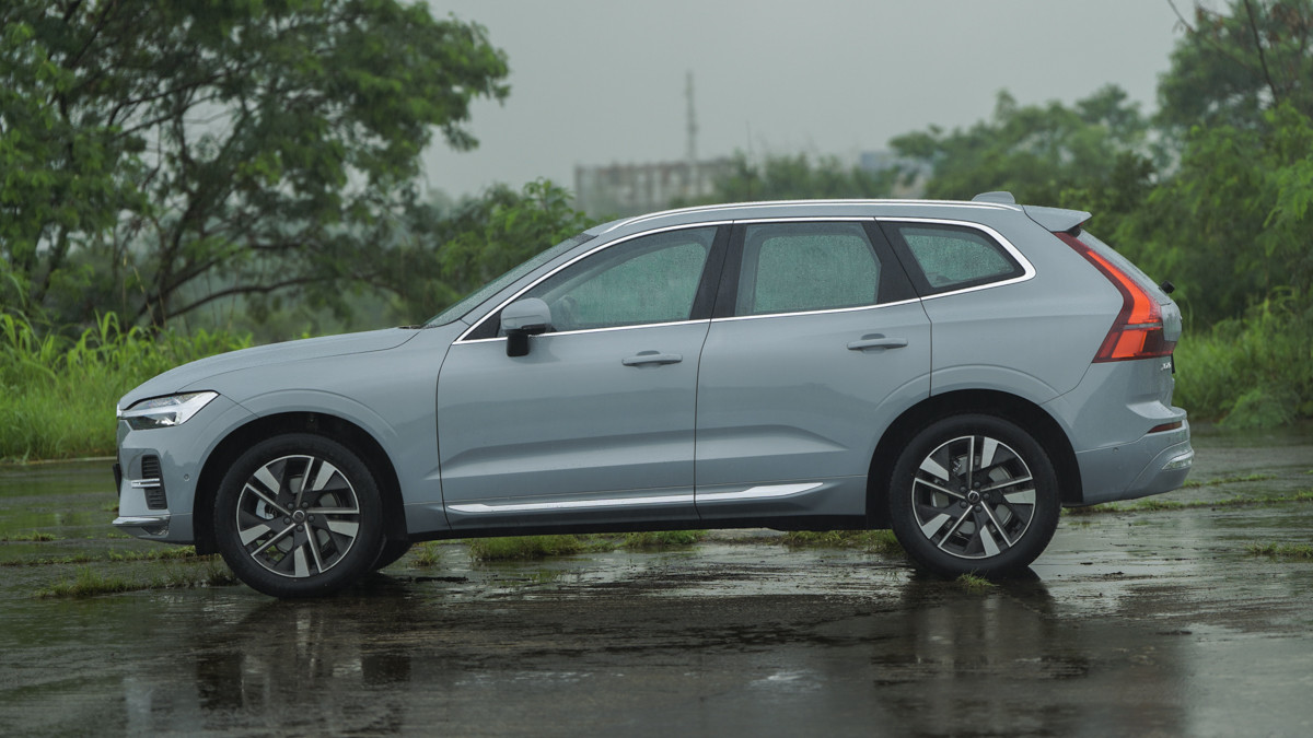 2025 Volvo XC60 side