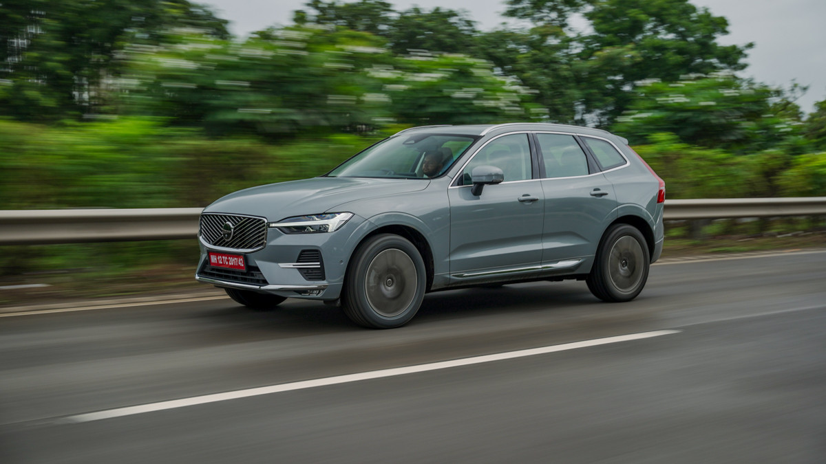 2025 Volvo XC60 facelift driving 2025 Volvo XC60 facelift driving