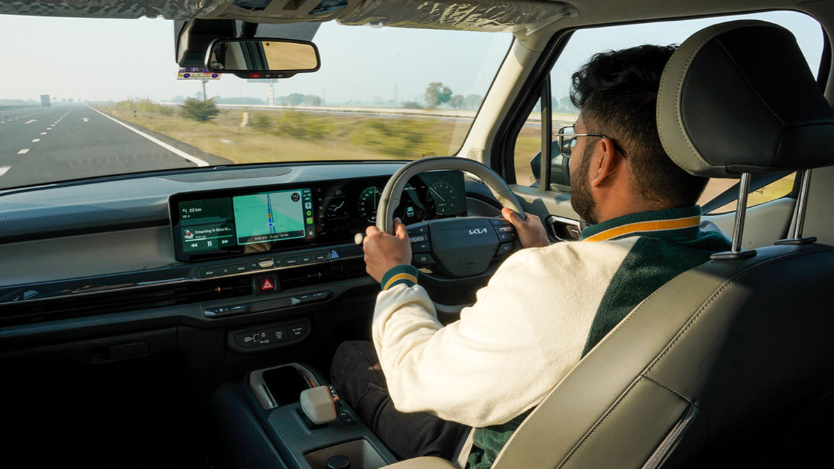 Kia Syros driving
