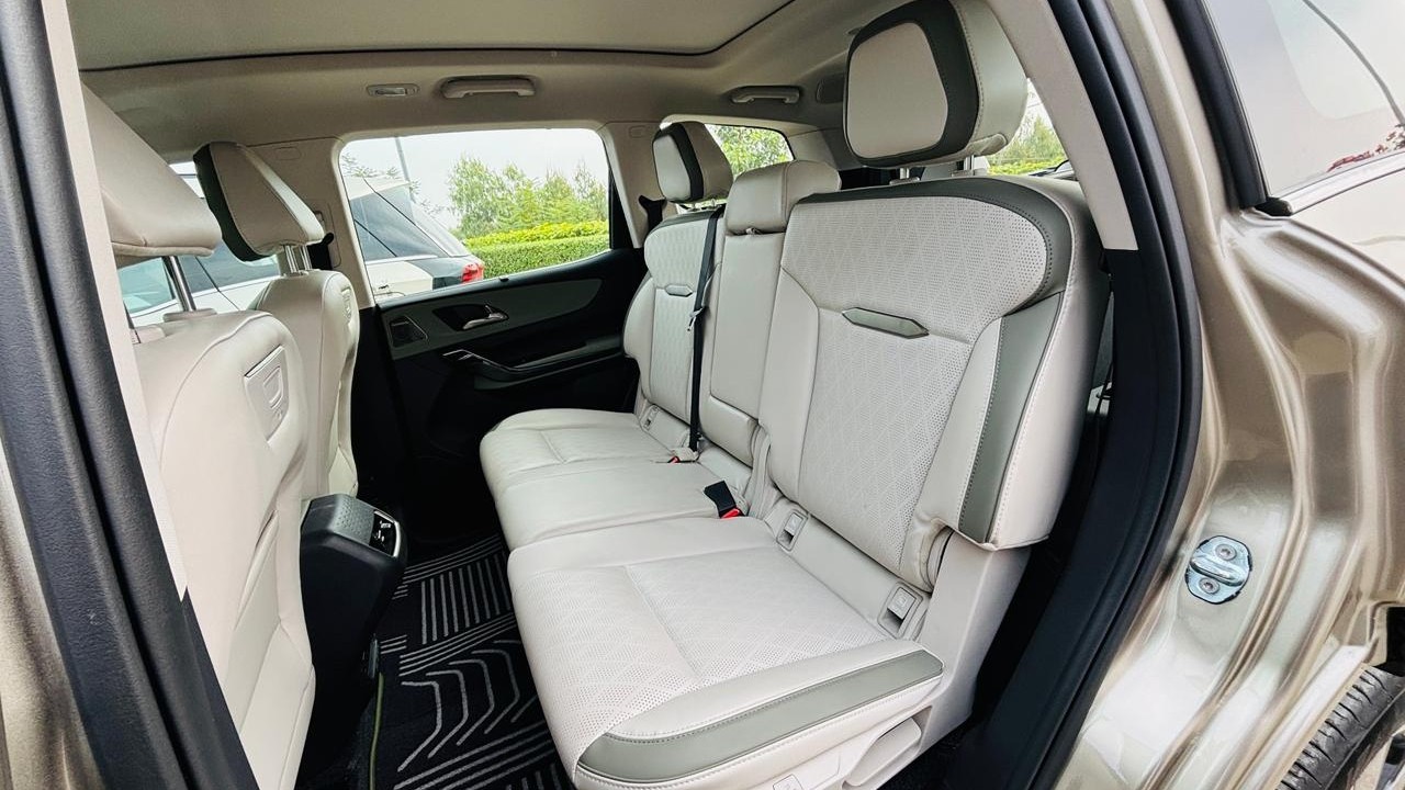 Mahindra XEV 9S rear seats