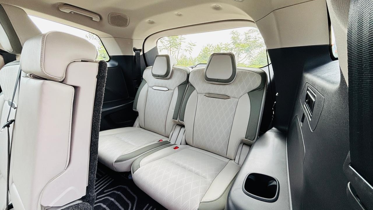 Mahindra XEV 9S third row