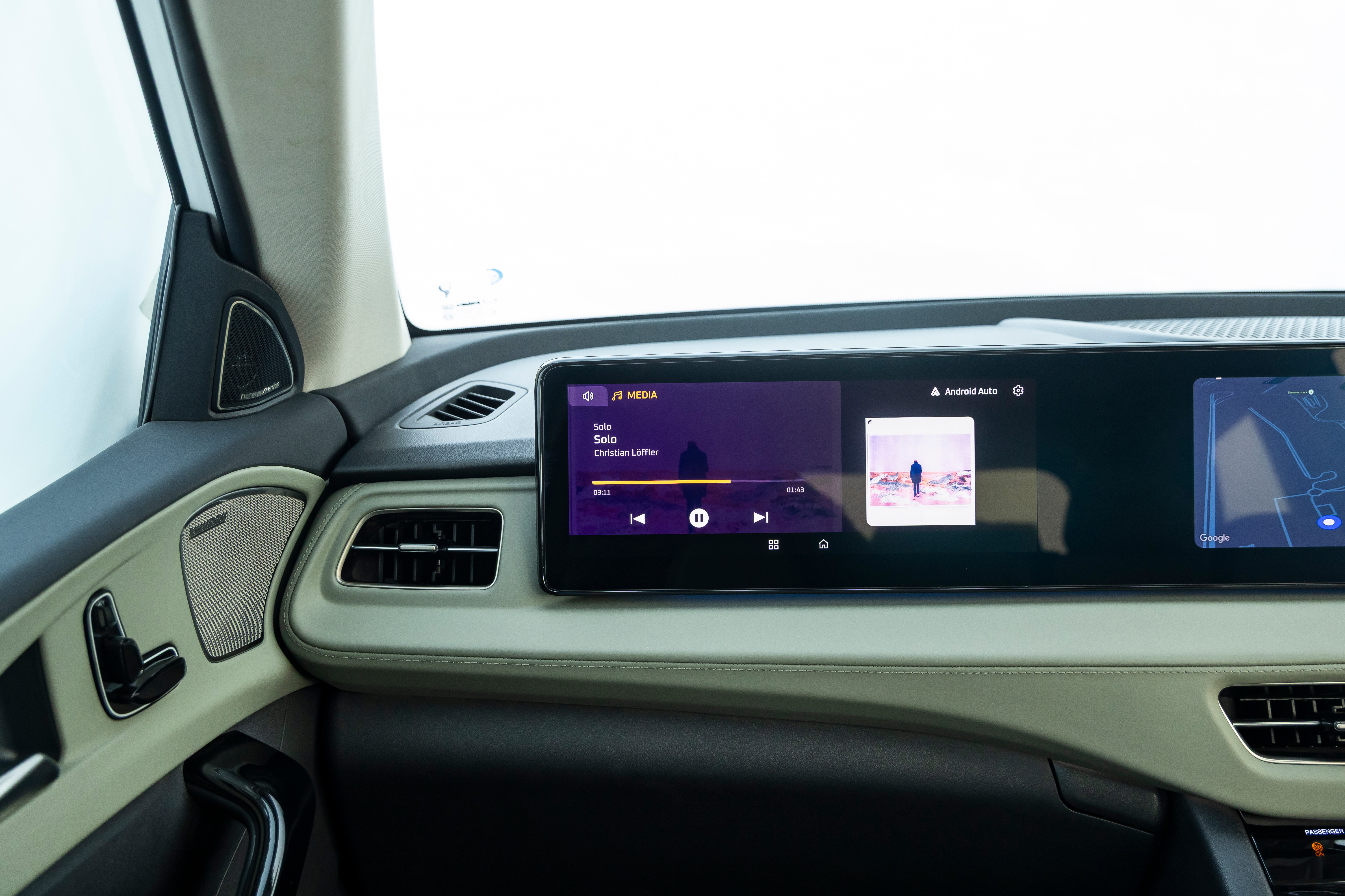 XEV 9S third passenger screen