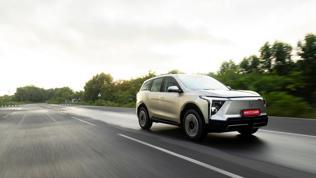 Mahindra XEV 9S Action Shot