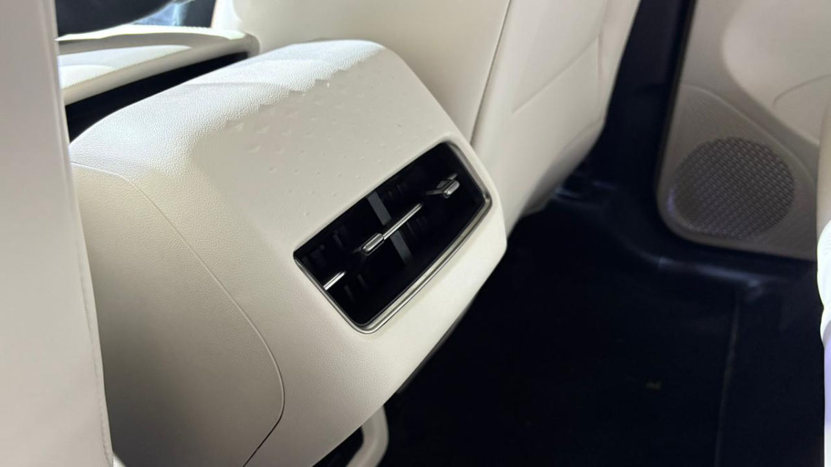 Mahindra XUV 7XO