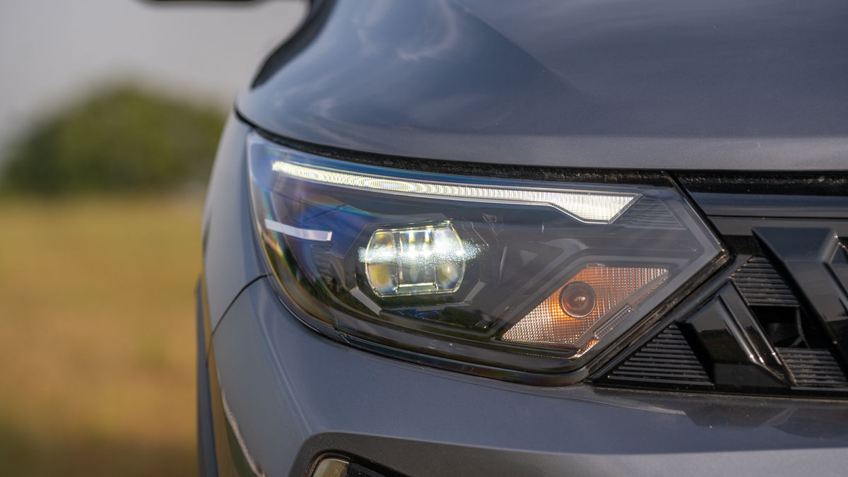 Renault Triber Automatic LED Headlamps