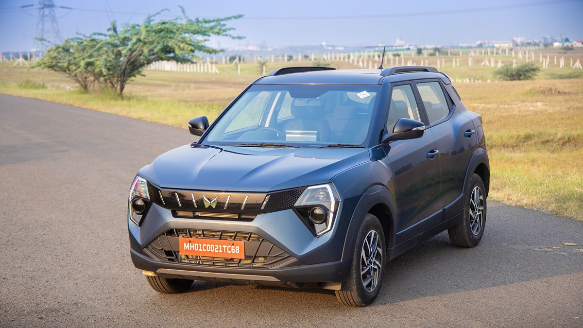 Mahindra XUV 3XO ZNG Front Quarter
