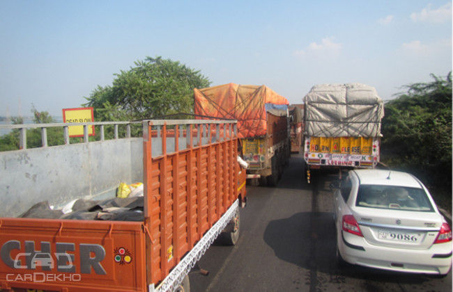 Intermittent traffic on the Ahmedabad highway