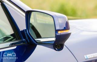 ಹೋಂಡಾ ಹೊಸ ಅಕರಾಡ್‌ honda's lanewatch assists the ಚಾಲಕ ಗೆ move safely towards left, courtesy the left rearview mirror mounted camera    