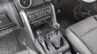 മഹേന്ദ്ര താർ shift-on-the-fly 4x4 transfer case with low റേഞ്ച്