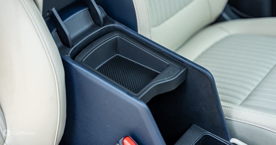 Kia Carens Clavis storage space under front armrest Kia Carens Clavis storage space under front armrest
