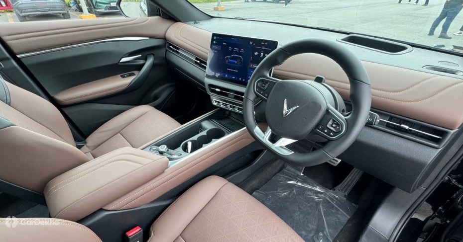 VinFast VF7 front seats