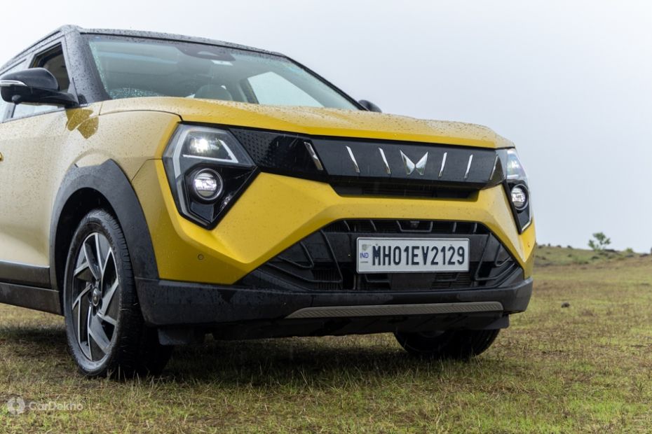 Mahindra XUV 3XO headlights and grille