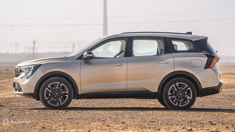 Mahindra XUV 7XO side