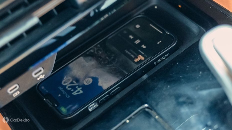 Toyota Vellfire Wireless Charger Toyota Vellfire Wireless Charger