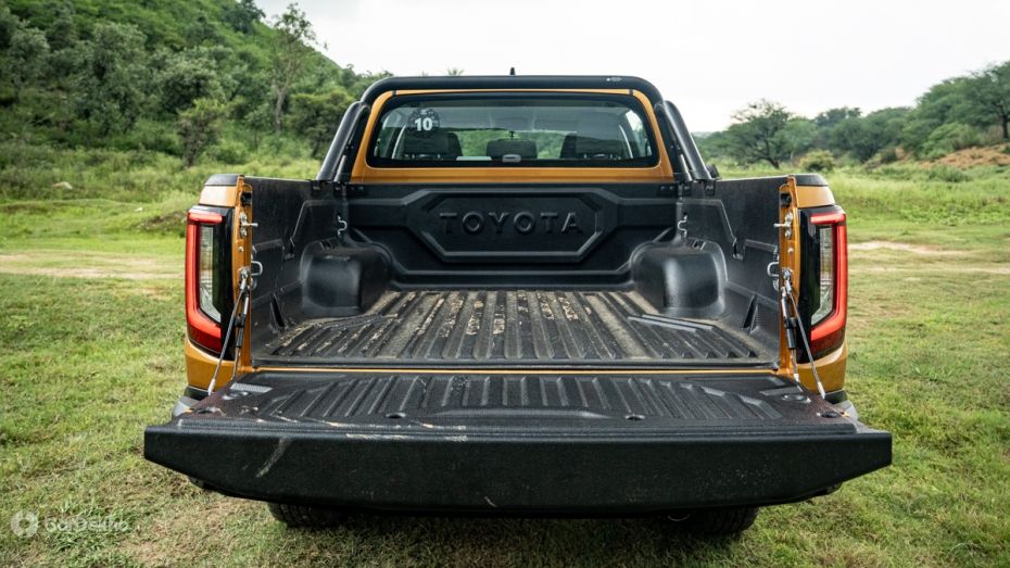 Toyota Hilux Bed / Boot Space