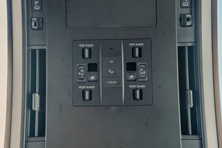 ടൊയോറ്റ വെൽഫയർ roof-mounted controls for various functions 