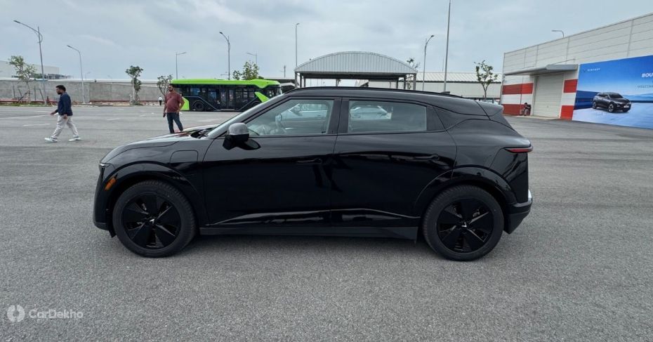 VinFast VF7 side