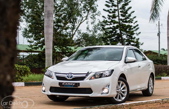 Toyota Camry Hybrid Expert Review | CarDekho.com